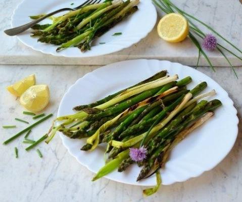 gegrilde asperges en lente-uitjes met bieslookbloemen