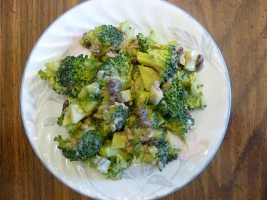 broccoli salade met dressing van ananas en pinda's