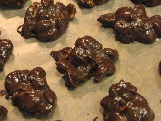 chocolade-pindakaas pinda clusters met zeezout