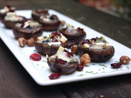 brie en hazelnoot gevulde champignons