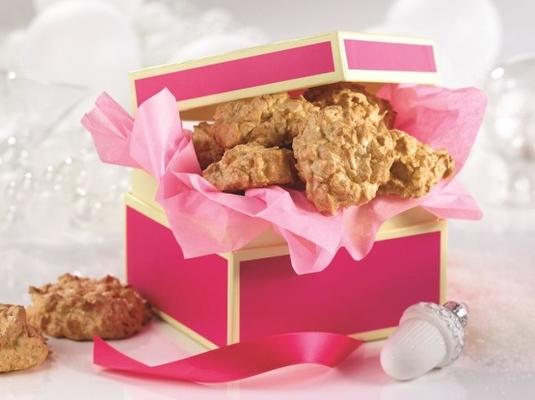 voeg pinda's toe aan bitterkoekjes voor een smakelijke kersttraktatie