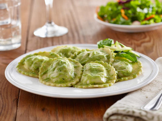 verse spinazie en kaas ravioli met romige veganistische courgettesaus