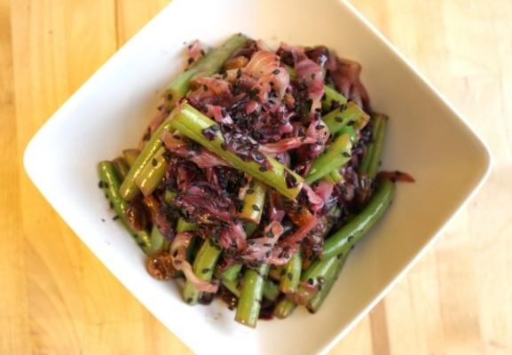 radicchio, groene boon en gouden rozijnen salade