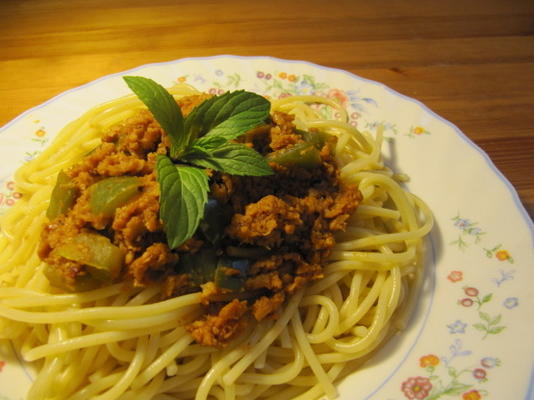 spaghetti met eenvoudig getextureerde plantaardige eiwitsaus