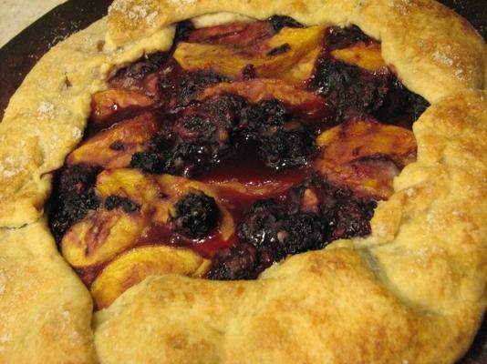 rustieke nectarine-bessen taart