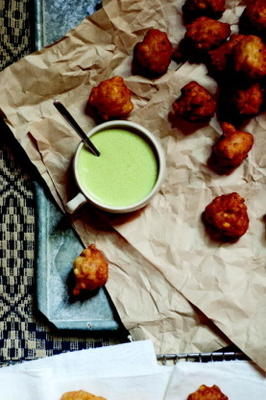 maïs beignets met groene chili karnemelk dip