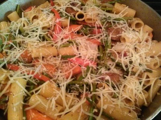 pasta met groenten en worst