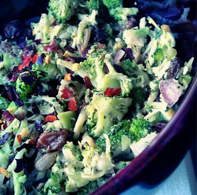 pittige broccoli slaw salade