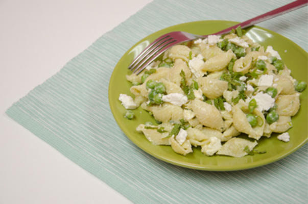 pastasalade met kefir, erwten en kaas