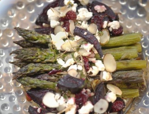 geroosterde asperges met verse asperges, bieten en geitenkaas