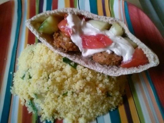 falafel in pita met geroosterde knoflook en gekarameliseerde uiencouscous