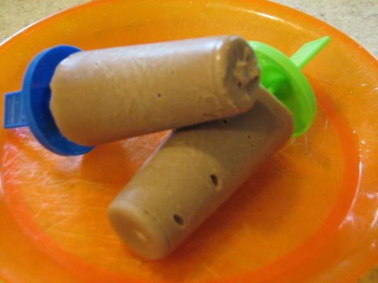 gemakkelijke chocolade-aardbei-yoghurt ijslollys