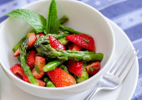 asperges, aardbeien en muntsalade