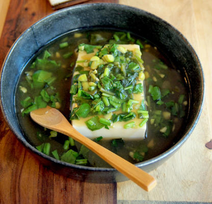 hete tofu in spinaziesoep