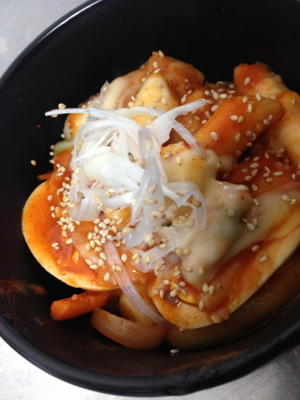 pittige Koreaanse rijstwafel met kaas (kaas tteokbokki)