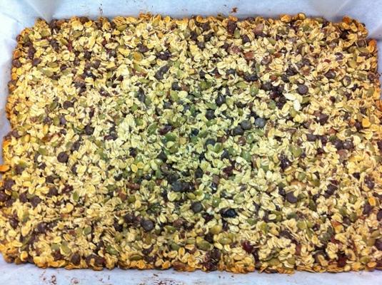 chocoladeschilfers en notengranola-repen