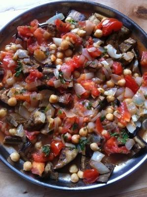 musaka'a (Palestijnse aubergine gebakken met tomaten en kikkererwten