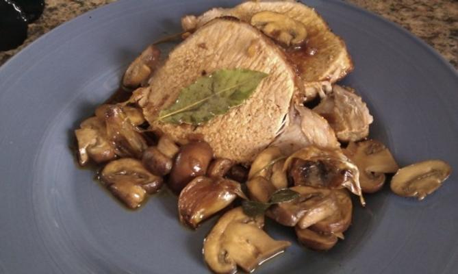 geroosterde varkenslende met wilde mushroons, knoflook en salie jus