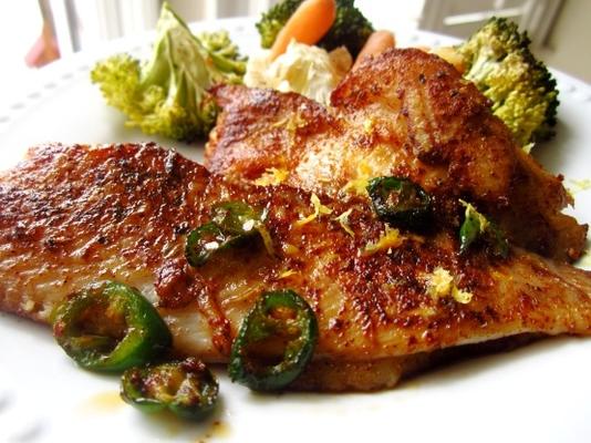 aangebraden tilapia met gefrituurde jalapeno en citroen