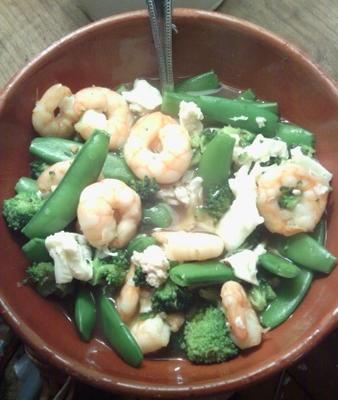 eenvoudige garnaal, erwt en bouillon van broccoli