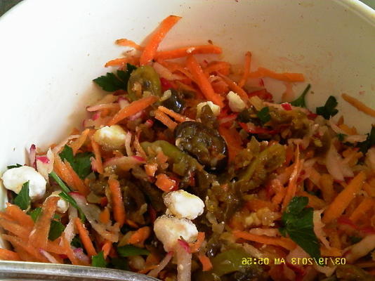 wortel en radijsalade met feta-kaas