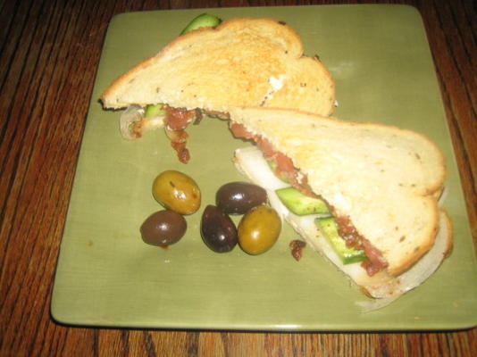 bacon, komkommer en heirloom tomatensandwich met kruidenmayo