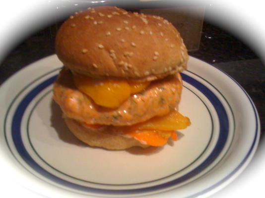 zalm hamburger met geroosterde paprika en citroen aioli saus.