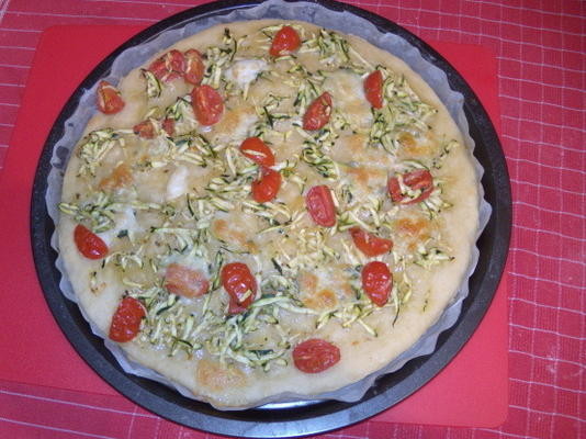 Italiaanse pizza met courgette, cherrytomaatjes en mozzarella chee