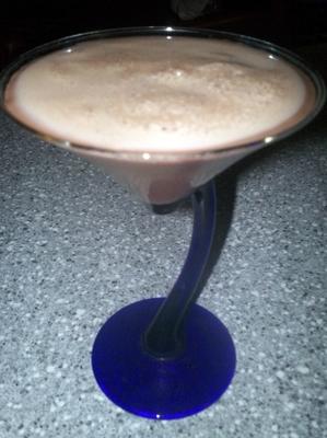 met chocolade bedekte cherry martini (choco-cherry-tini)