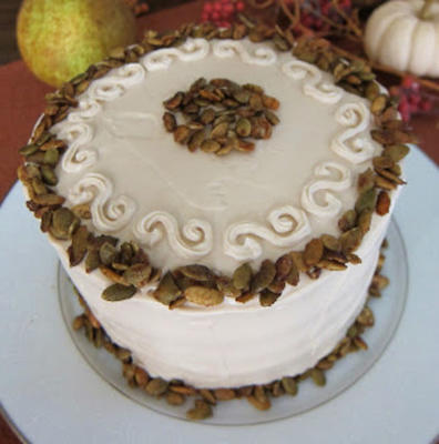 veganistische pompoen spice cake met vanille esdoorn glazuur en gekruid