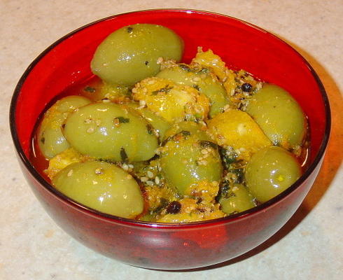 gemarineerde groene olijven met sesam, sinaasappel en munt