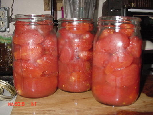 ingeblikte hele tomaten met basilicum en knoflook
