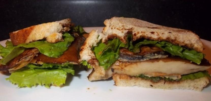 portabella paddestoel en aubergine sandwich veganistische stijl