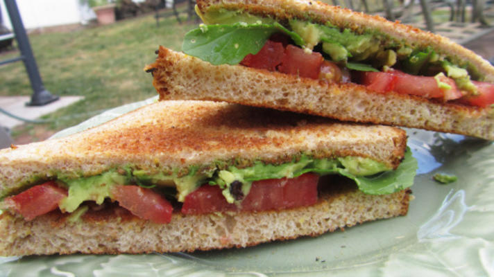 avocado en tomatensandwiches met citroenmyrtle en pepperbe