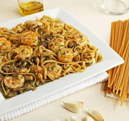 sautandeacute; ed garnalen en paddestoelen pasta