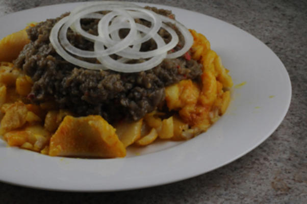 ikan sambal - vis met pittige tamarindesaus (brunei)
