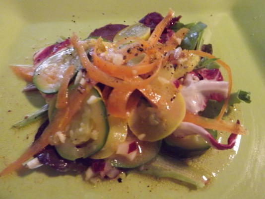 squash en courgettesalsalade met oranje vinaigrette