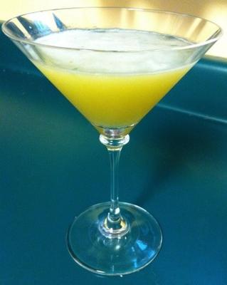 peach basilicum martini