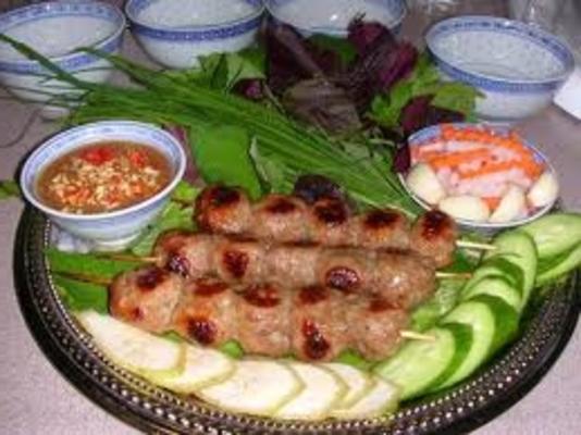 nem nuong (vietnamese gegrilde varkensvleespasteitjes)