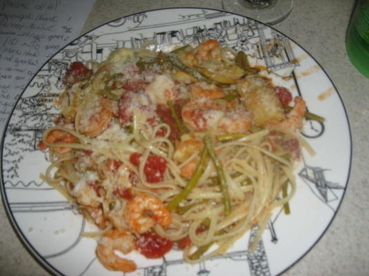 garnalen met pasta, asperges, artisjok en tomatenblokjes
