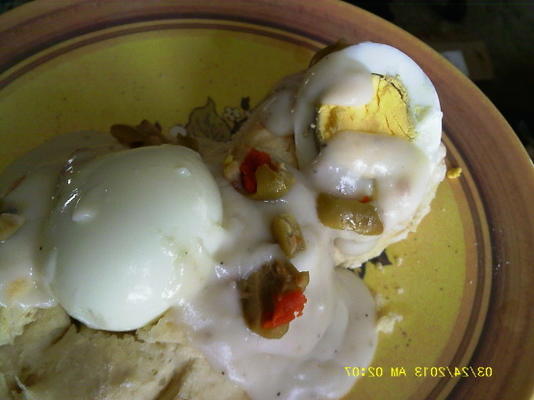 eieren op koekjes met olijvensaus
