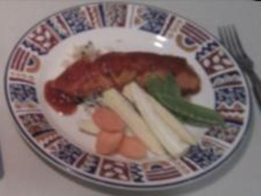 gepocheerde zalm in een tomaat en chilisaus