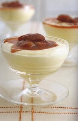 witte chocolademousse met aardbeiensaus