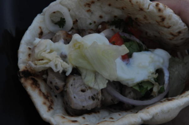 akrotiri: cypriotische pork souvlaki met tzatziki