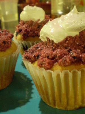 vanille cupcake met een gepureerde blackberry-topping