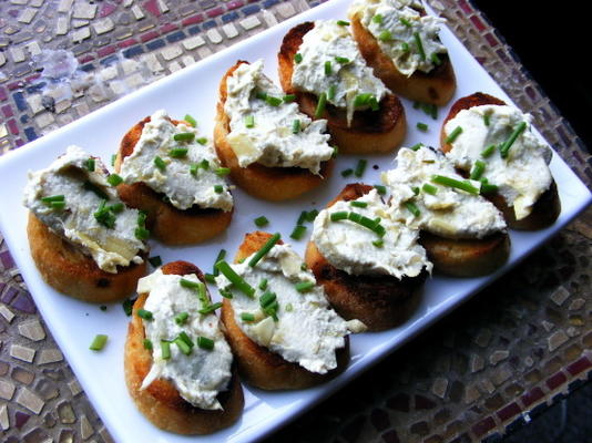 cheezy artisjok crostini