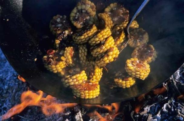 aangebraden wielen van zoete maïs in Indonesische kecap