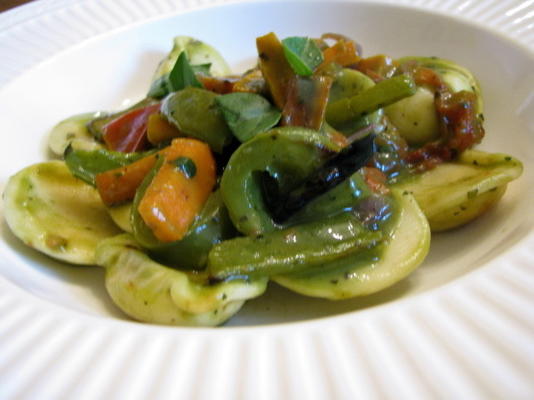 ravioli met pesto en geroosterde groenten