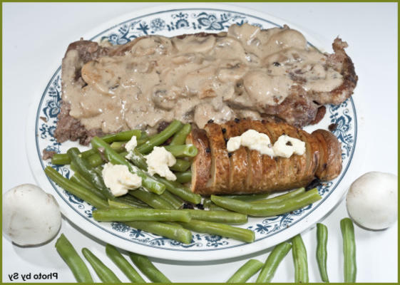 vleesblokjes met champignons, uien en kaas