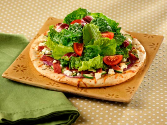 lichte salami en feta mini-pizza's met gegooide greens